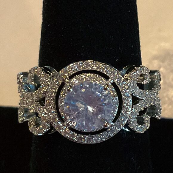 Gorgeous Wedding Ring - Picture 3 of 7